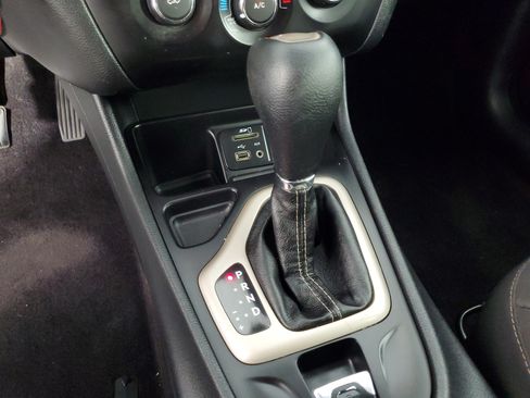 Used 2017 Jeep Cherokee Sport FWD image 17