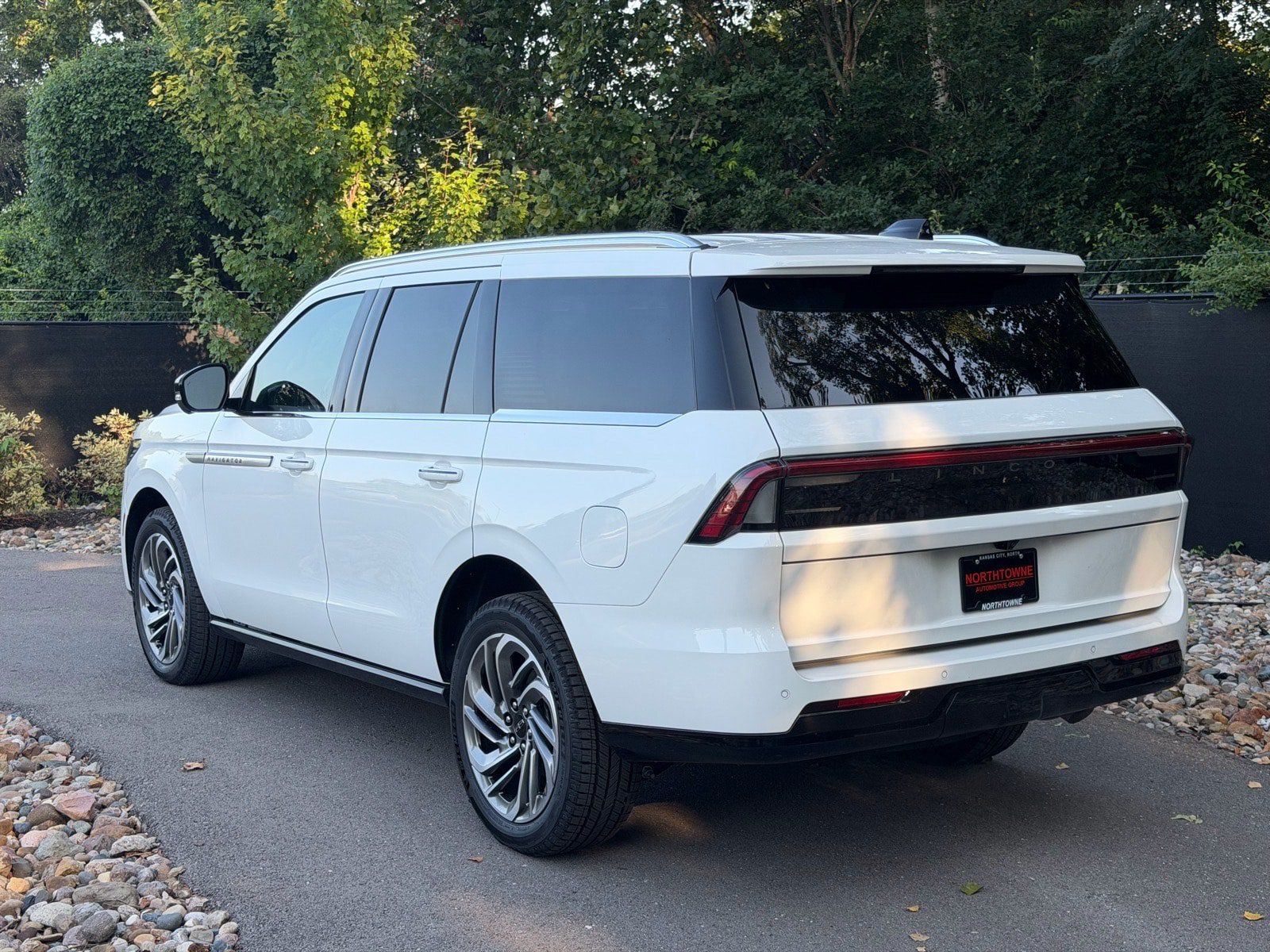 New 2027 Lincoln Navigator Reserve AWD/4WD image 3