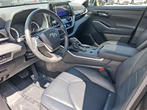 Used 2024 Toyota Highlander XLE FWD image 11
