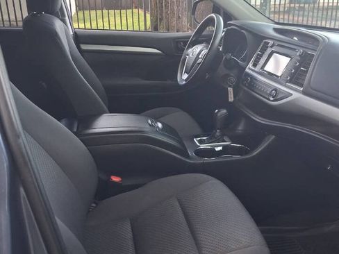 Used 2019 Toyota Highlander LE FWD image 4