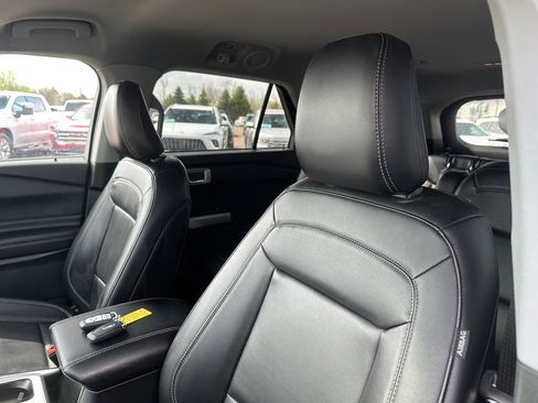 Used 2023 Ford Explorer XLT AWD/4WD image 3