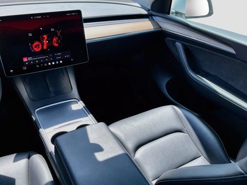Used 2023 Tesla Model Y Long Range AWD/4WD image 24
