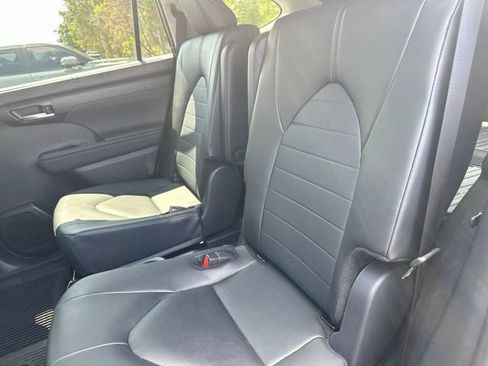 Certified 2025 Toyota Highlander XLE AWD/4WD image 7