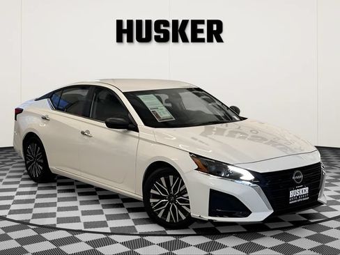 Used 2025 Nissan Altima 2.5 SV FWD image 1