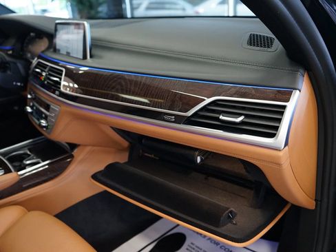 Used 2022 BMW 750i xDrive w/ Executive Package AWD/4WD image 57