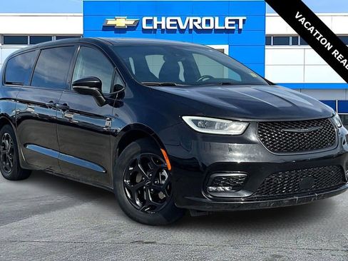 Used 2022 Chrysler Pacifica Limited w/ Uconnect Theater Family Group image 1