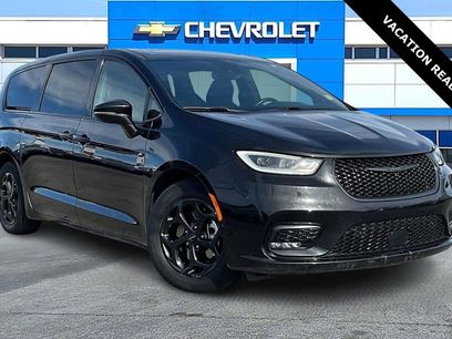 Used 2022 Chrysler Pacifica Limited w/ Uconnect Theater Family Group