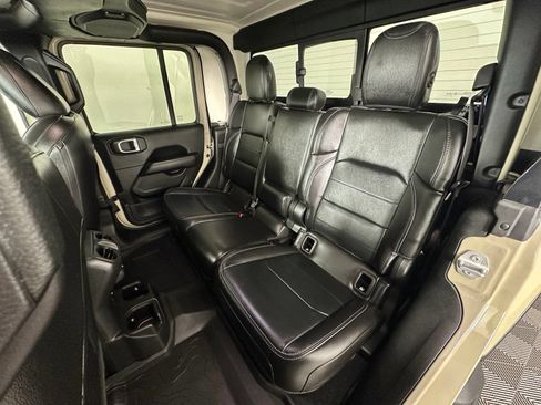 Used 2022 Jeep Gladiator Overland w/ Popular Equipment Package AWD/4WD image 28