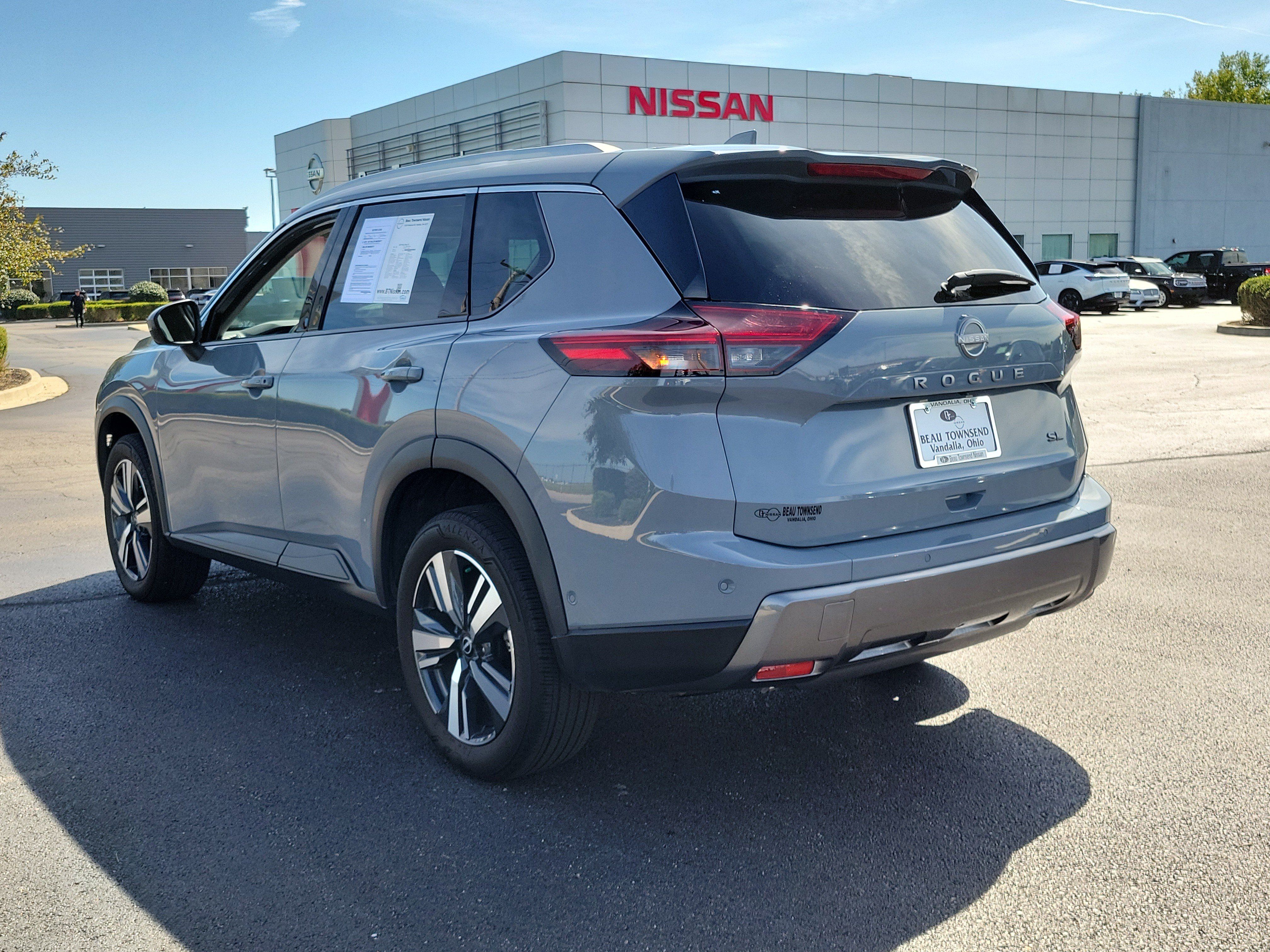 Certified 2025 Nissan Rogue SL FWD image 3
