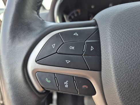 Used 2021 Jeep Grand Cherokee Laredo AWD/4WD image 26