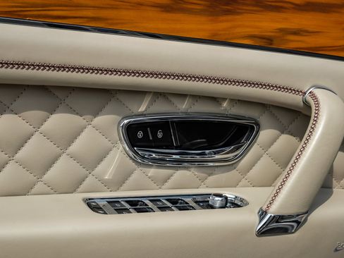 Used 2020 Bentley Bentayga Plug-In Hybrid AWD/4WD image 82