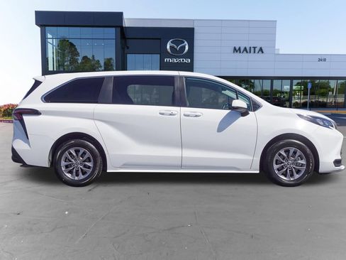 Used 2024 Toyota Sienna LE FWD image 2