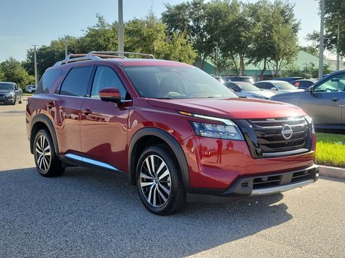 Certified 2025 Nissan Pathfinder Platinum w/ Black Appearance Package FWD image 3