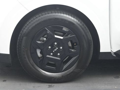 Used 2025 Kia Carnival FWD image 30