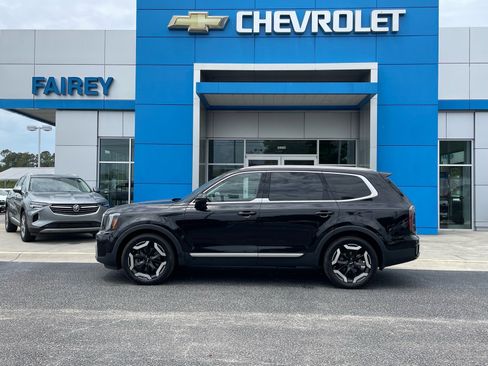Used 2024 Kia Telluride EX w/ EX Captain's Chair Package AWD/4WD image 2
