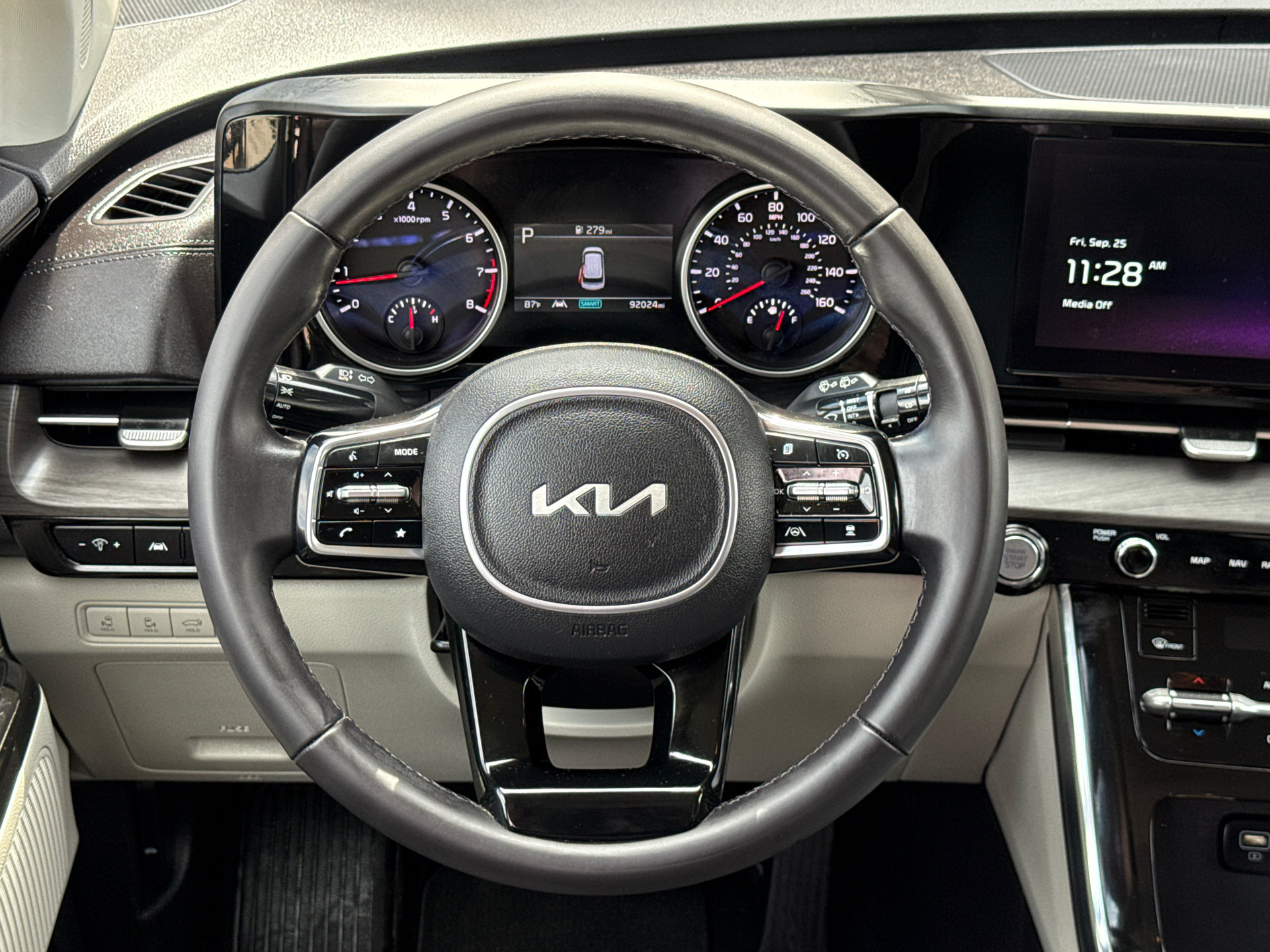 Used 2023 Kia Carnival EX FWD image 15