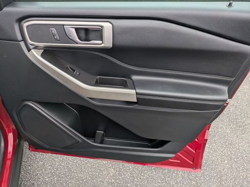 Used 2022 Ford Explorer XLT image 35