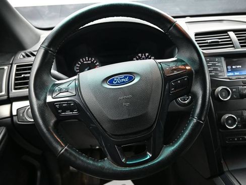 Used 2018 Ford Explorer XLT AWD/4WD image 14