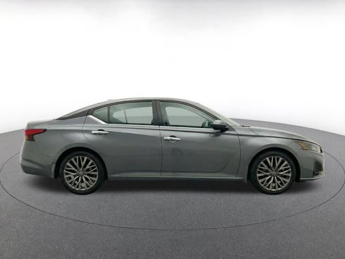 Used 2025 Nissan Altima 2.5 SV FWD image 9