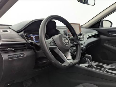 Used 2025 Nissan Altima 2.5 SV FWD image 23