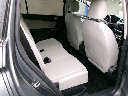 Used 2020 Volkswagen Tiguan SE w/ Panoramic Sunroof Package AWD/4WD image 11