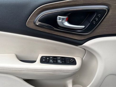 Used 2016 Chrysler 200 C w/ Premium Group image 13