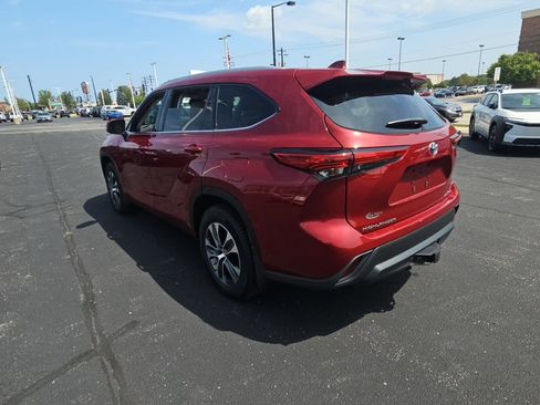 Used 2022 Toyota Highlander XLE AWD/4WD image 5