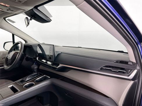 Used 2022 Toyota Sienna LE image 28