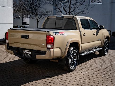 Used 2017 Toyota Tacoma TRD Sport image 10