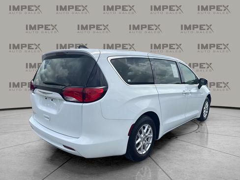 Used 2022 Chrysler Voyager LX FWD image 3