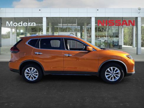 Used 2020 Nissan Rogue SV image 3