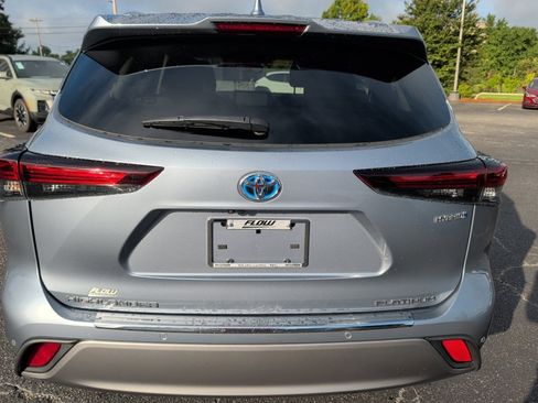Used 2024 Toyota Highlander Platinum FWD image 18