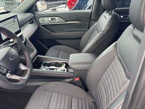 Used 2025 Ford Explorer ST-Line w/ ST-Line Street Pack image 9