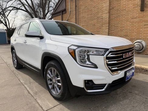 Used 2024 GMC Terrain SLT image 2