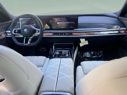 Used 2025 BMW i7 xDrive60 image 9