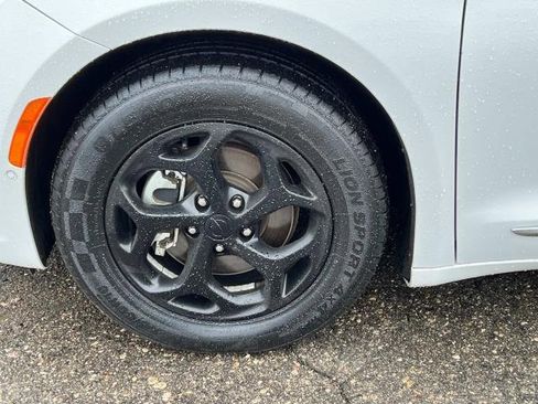 Used 2022 Chrysler Pacifica Limited image 26