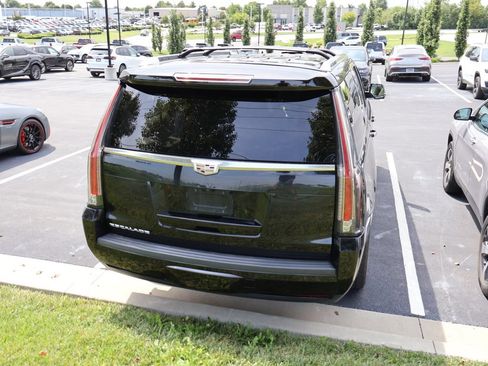 Used 2020 Cadillac Escalade ESV Luxury AWD/4WD image 11