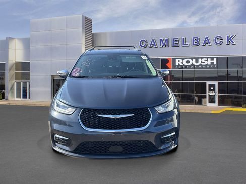 Used 2021 Chrysler Pacifica Limited w/ Uconnect Theater Family Group FWD image 3