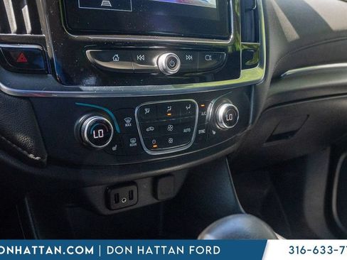 Used 2023 Chevrolet Traverse LT FWD image 9