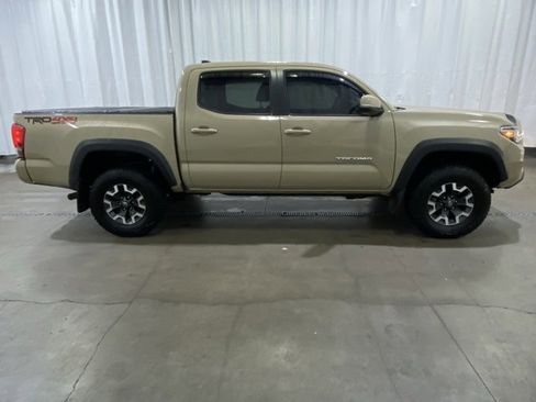 Certified 2017 Toyota Tacoma TRD Off-Road image 2