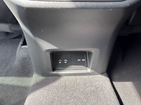 Used 2024 Volkswagen Atlas Cross Sport SE image 31