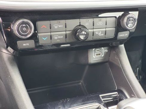 Used 2022 Jeep Compass Latitude AWD/4WD image 16