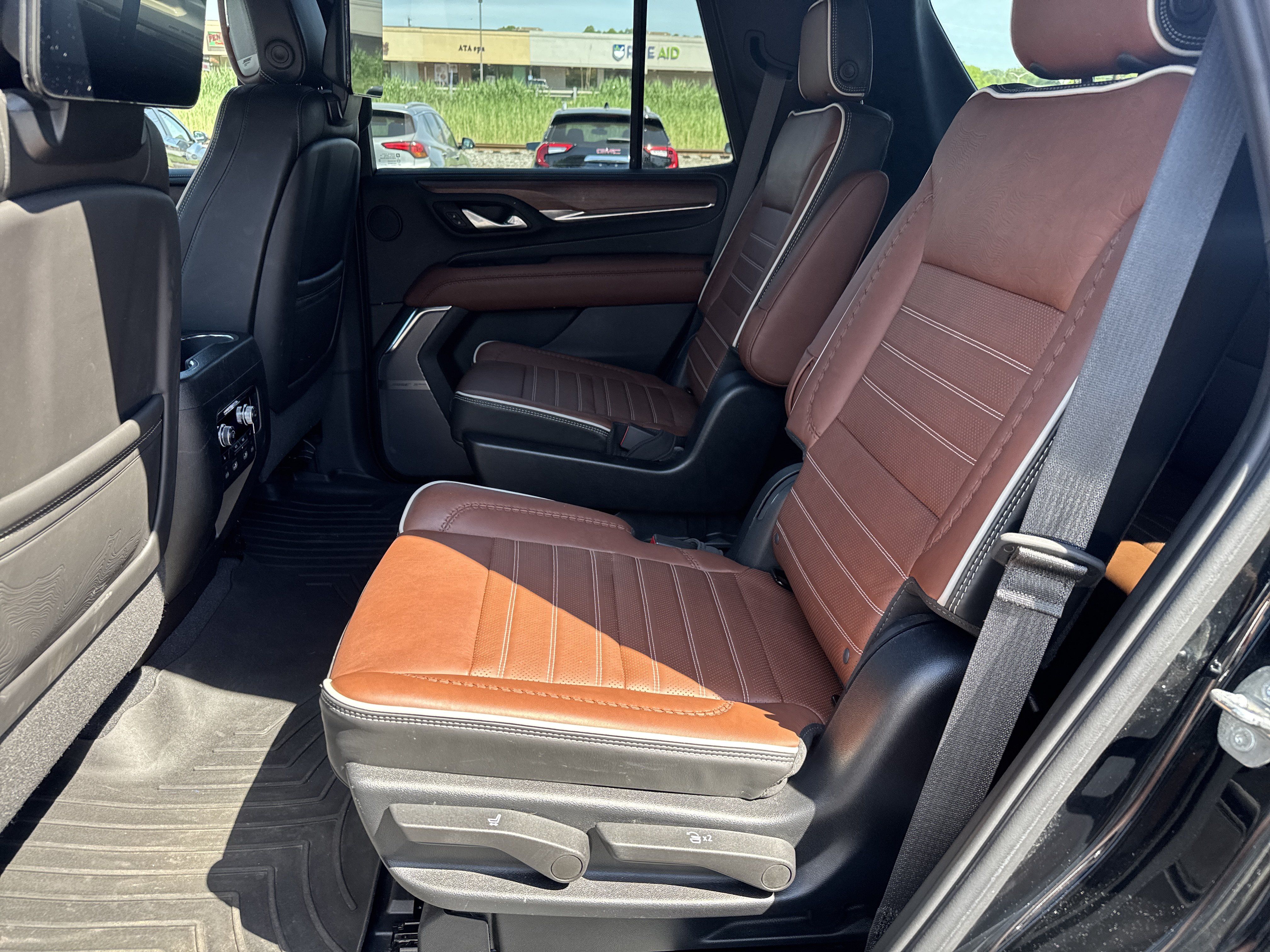 Used 2023 GMC Yukon Denali Ultimate AWD/4WD image 13