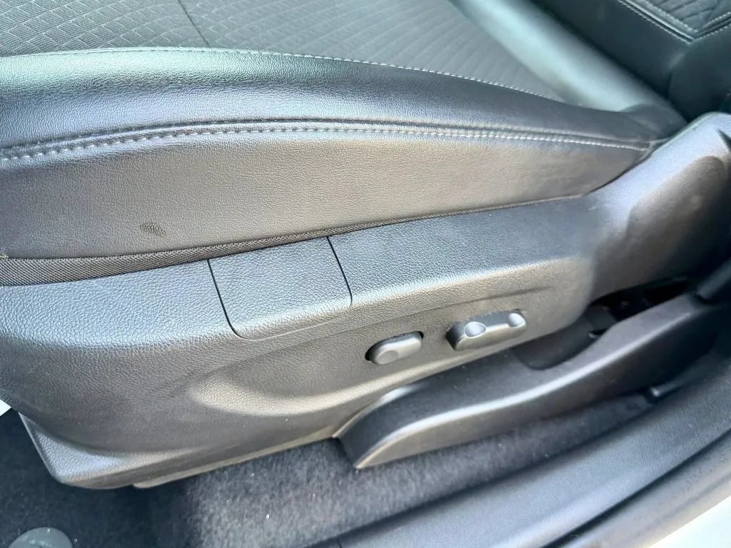 Used 2019 Buick Encore Sport Touring AWD/4WD image 27