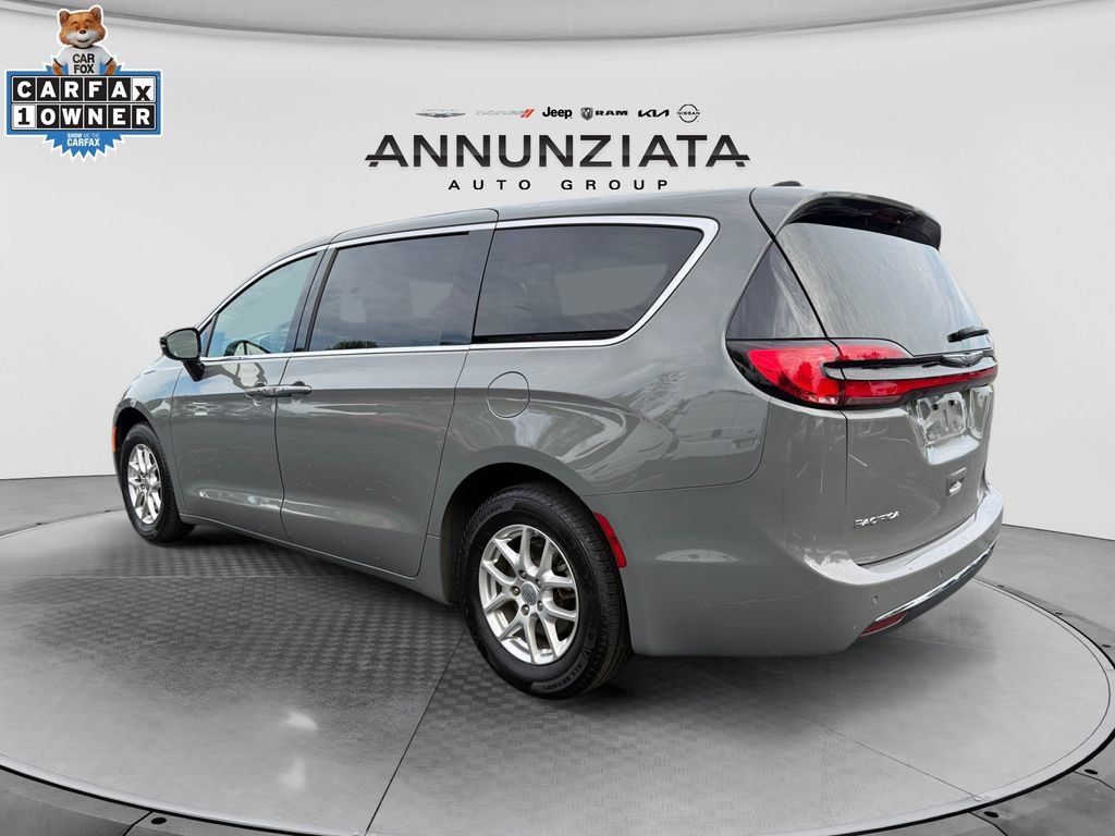 Used 2025 Chrysler Pacifica Select FWD image 3