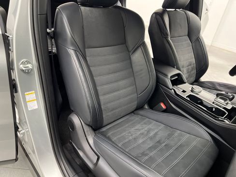 Used 2025 Mitsubishi Outlander SE FWD image 24