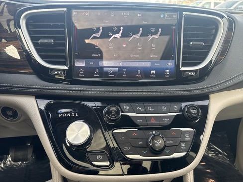 Used 2024 Chrysler Pacifica Limited image 28