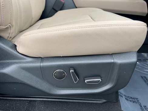 Used 2023 Ford Expedition Limited image 12