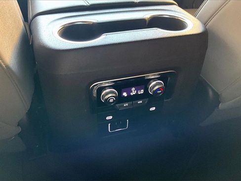 Used 2024 GMC Yukon SLT image 17