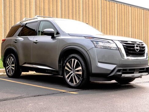 Used 2023 Nissan Pathfinder Platinum AWD/4WD image 2